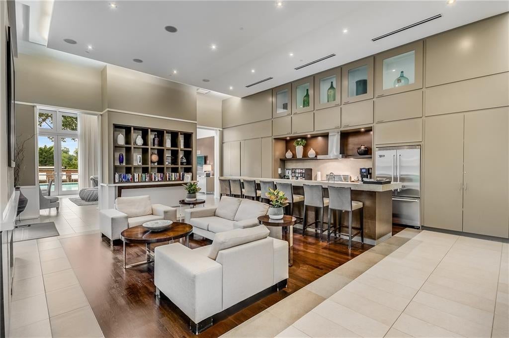 Brookwood Atlanta Resident Lounge with modern kitchen and seating